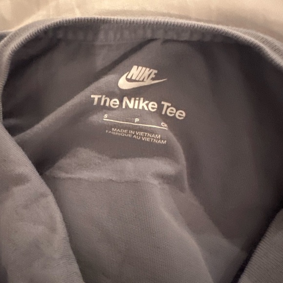 Nike Gray T-Shirt - Picture 3 of 3